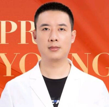 李亮